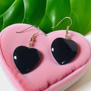 Goldtone black heart stone earrings VTG style